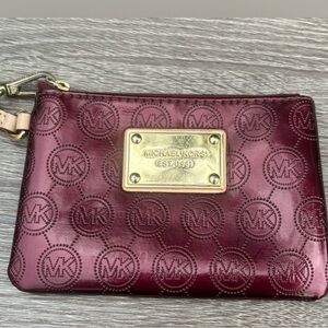 MICHAEL KORS BURGUNDY EMBOSSED WRISTLET WITH GOLD-TONE LOGO PLATE
